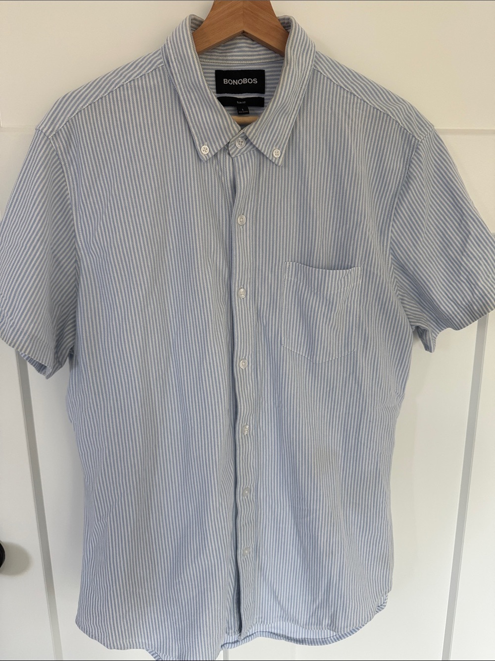 Bonobos Men’s Blue and White Striped Short-Sleeve Button-Down Shirt